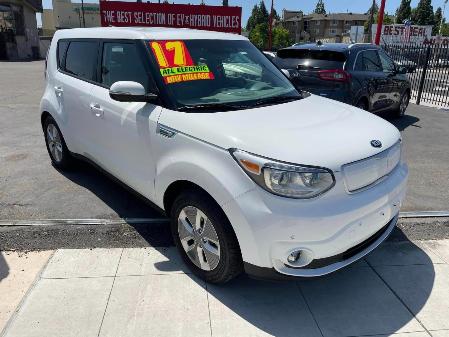 2017 WHITE Kia Soul EV + (KNDJX3AE7H7) with an ELECTRIC engine, 1A transmission, located at 744 E Miner Ave, Stockton, CA, 95202, (209) 944-5770, 37.956863, -121.282082 - Photo#1