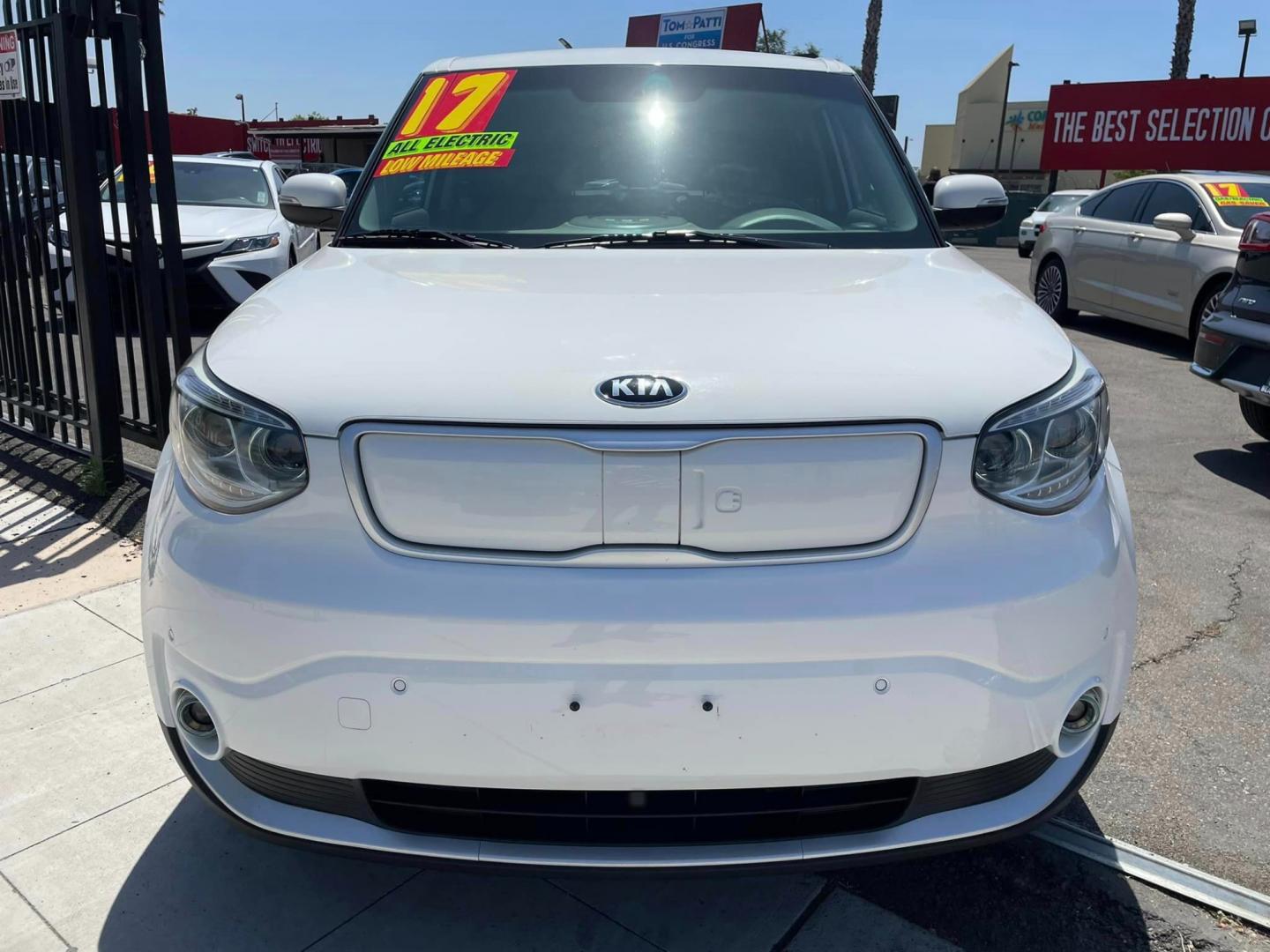 2017 WHITE Kia Soul EV + (KNDJX3AE7H7) with an ELECTRIC engine, 1A transmission, located at 744 E Miner Ave, Stockton, CA, 95202, (209) 944-5770, 37.956863, -121.282082 - Photo#2