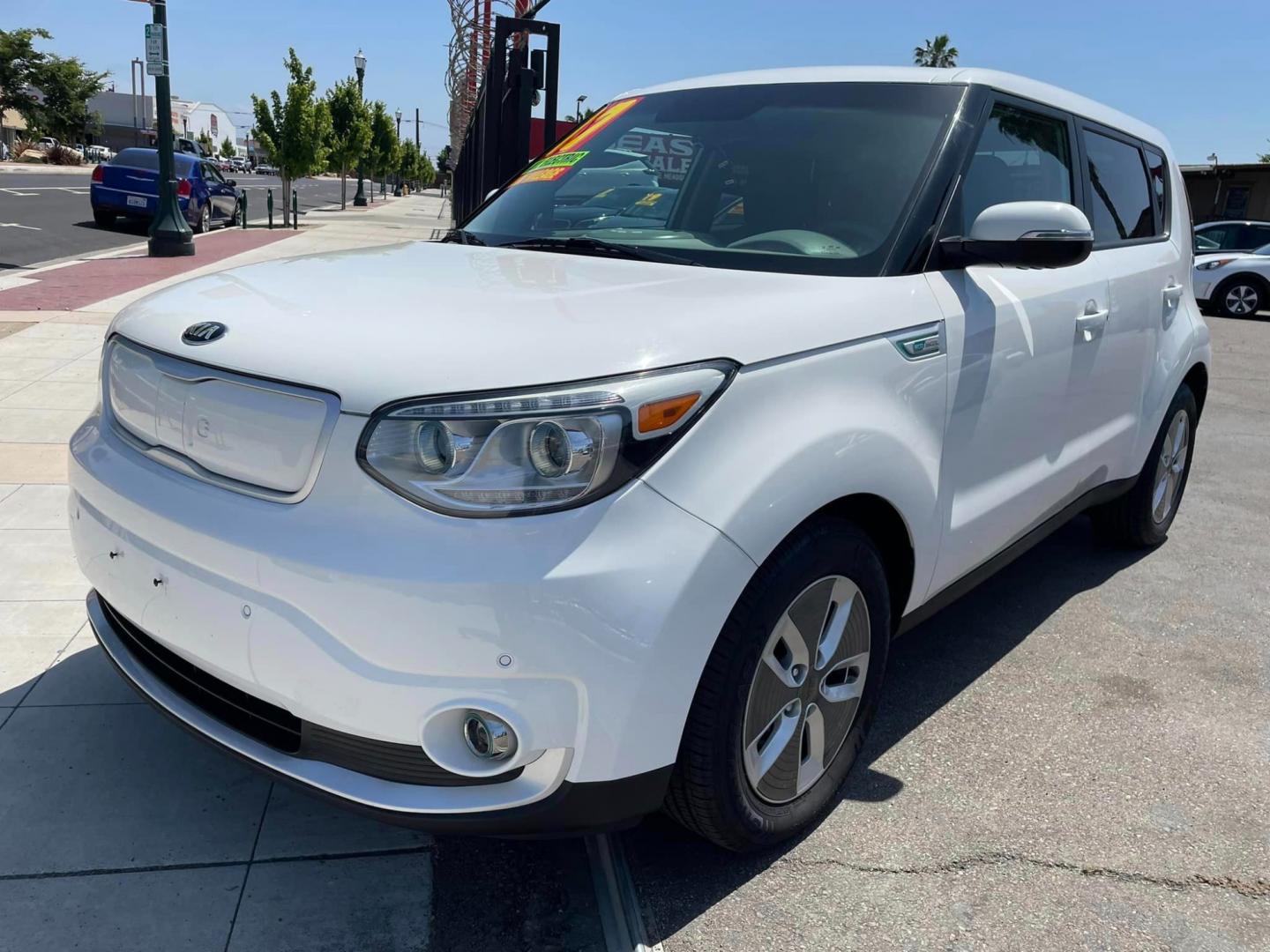 2017 WHITE Kia Soul EV + (KNDJX3AE7H7) with an ELECTRIC engine, 1A transmission, located at 744 E Miner Ave, Stockton, CA, 95202, (209) 944-5770, 37.956863, -121.282082 - Photo#3