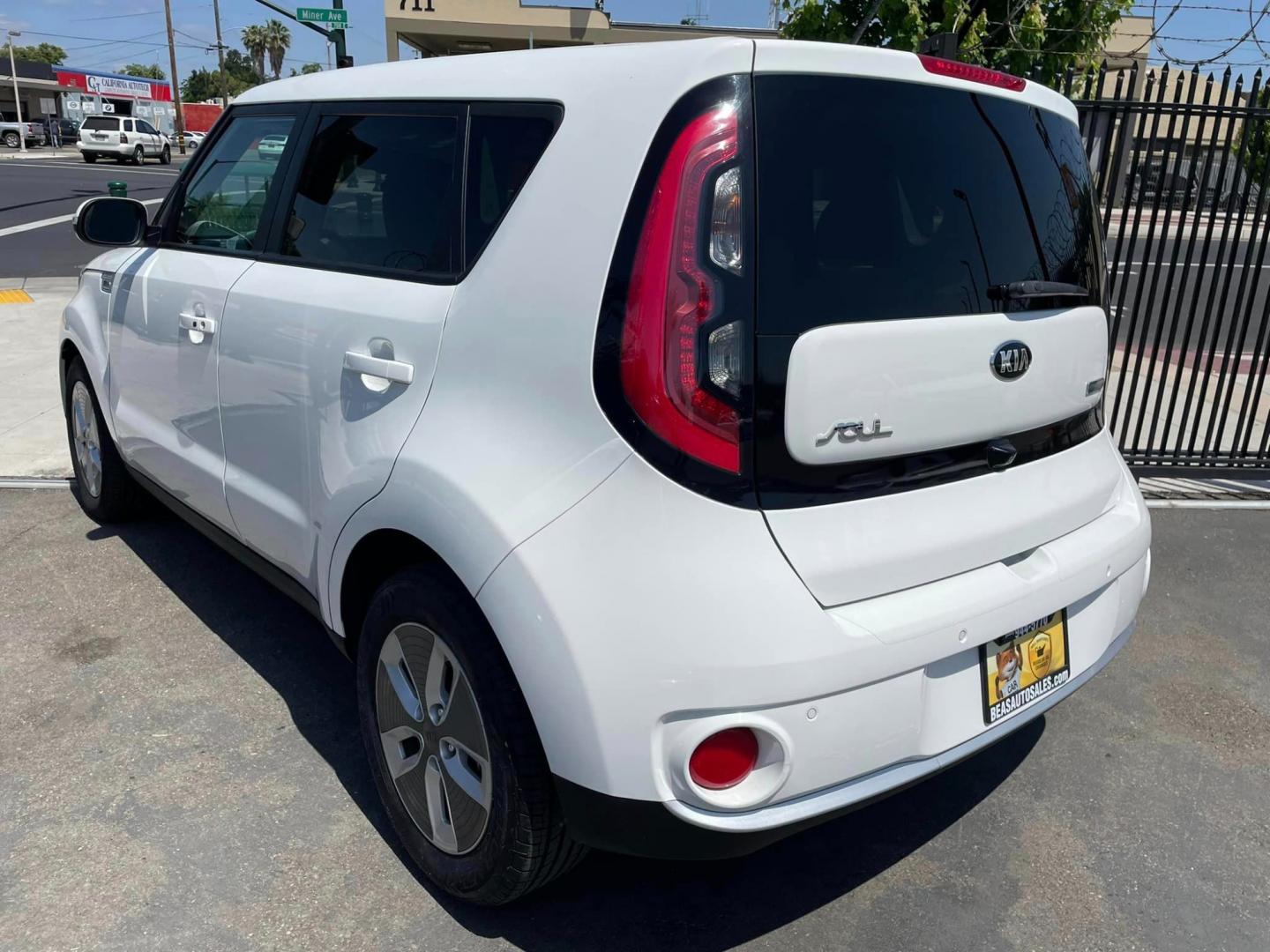 2017 WHITE Kia Soul EV + (KNDJX3AE7H7) with an ELECTRIC engine, 1A transmission, located at 744 E Miner Ave, Stockton, CA, 95202, (209) 944-5770, 37.956863, -121.282082 - Photo#5