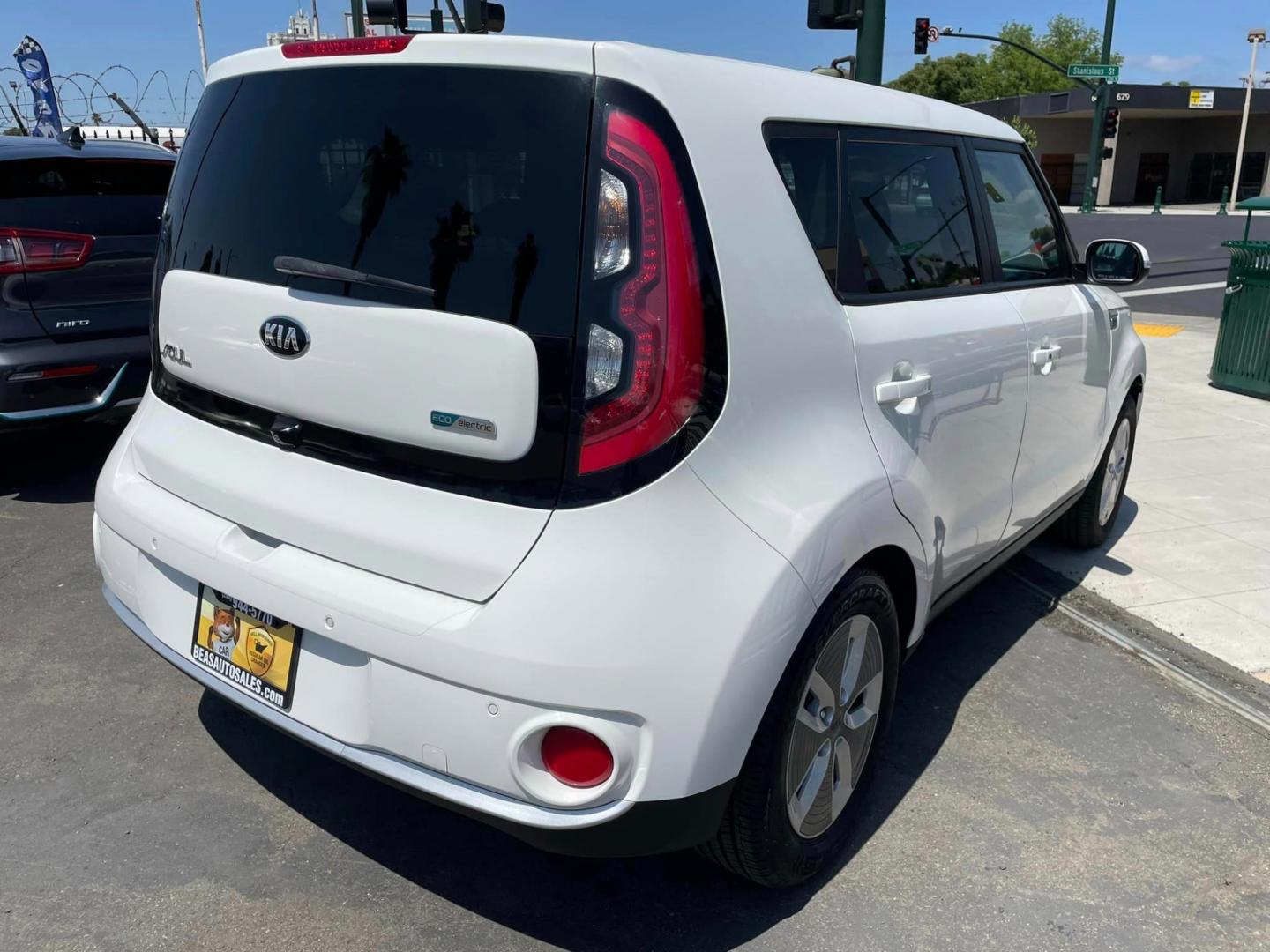 2017 WHITE Kia Soul EV + (KNDJX3AE7H7) with an ELECTRIC engine, 1A transmission, located at 744 E Miner Ave, Stockton, CA, 95202, (209) 944-5770, 37.956863, -121.282082 - Photo#7