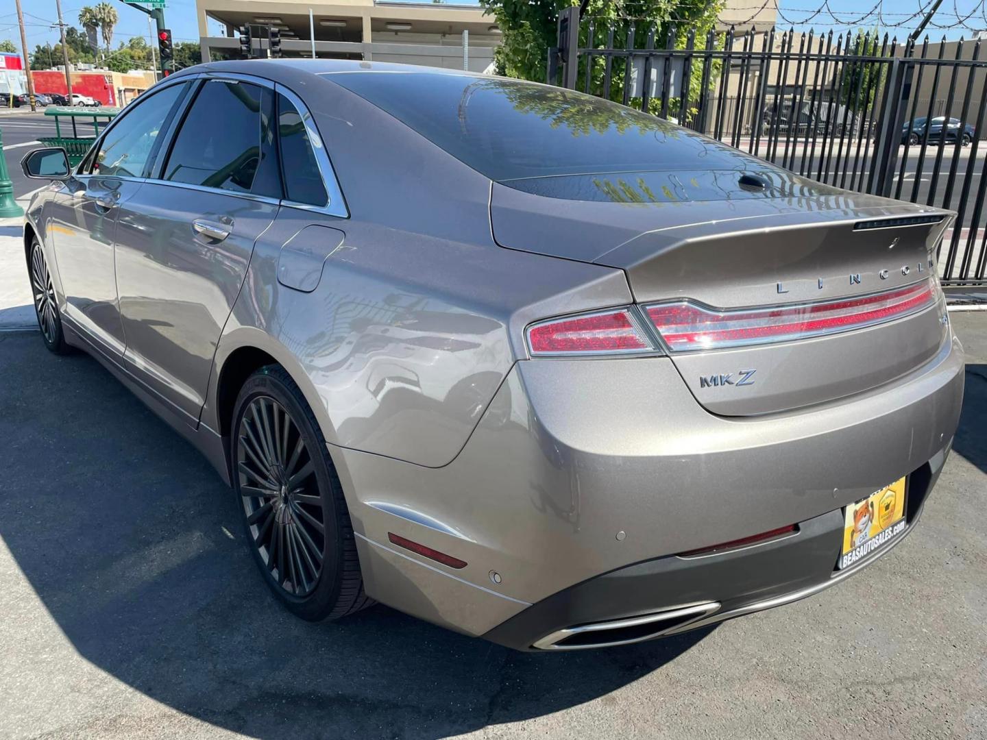 2018 ICED MOCHA /Tan Lincoln MKZ Hybrid Reserve (3LN6L5MU0JR) with an 2.0L L4 DOHC 16V HYBRID engine, CVT transmission, located at 744 E Miner Ave, Stockton, CA, 95202, (209) 944-5770, 37.956863, -121.282082 - Photo#4