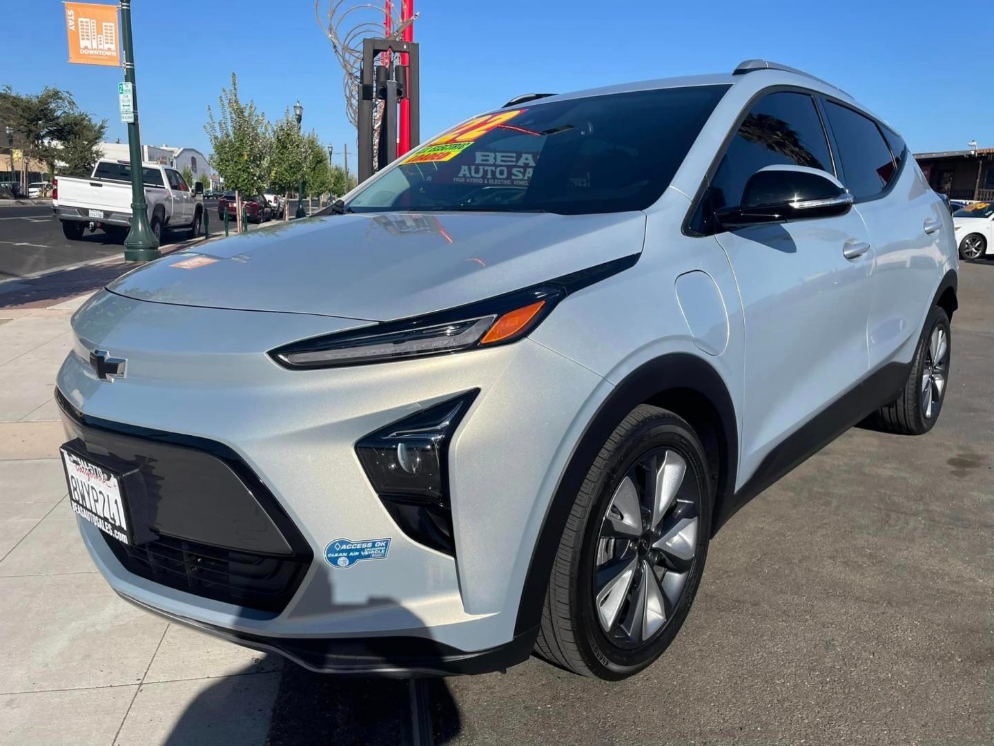 2022 SILVER /BLUE Chevrolet Bolt EV 1LT (1G1FY6S0XN4) with an ELECTRIC engine, 1A transmission, located at 744 E Miner Ave, Stockton, CA, 95202, (209) 944-5770, 37.956863, -121.282082 - PLUS TAXES AND FEES - Photo#2