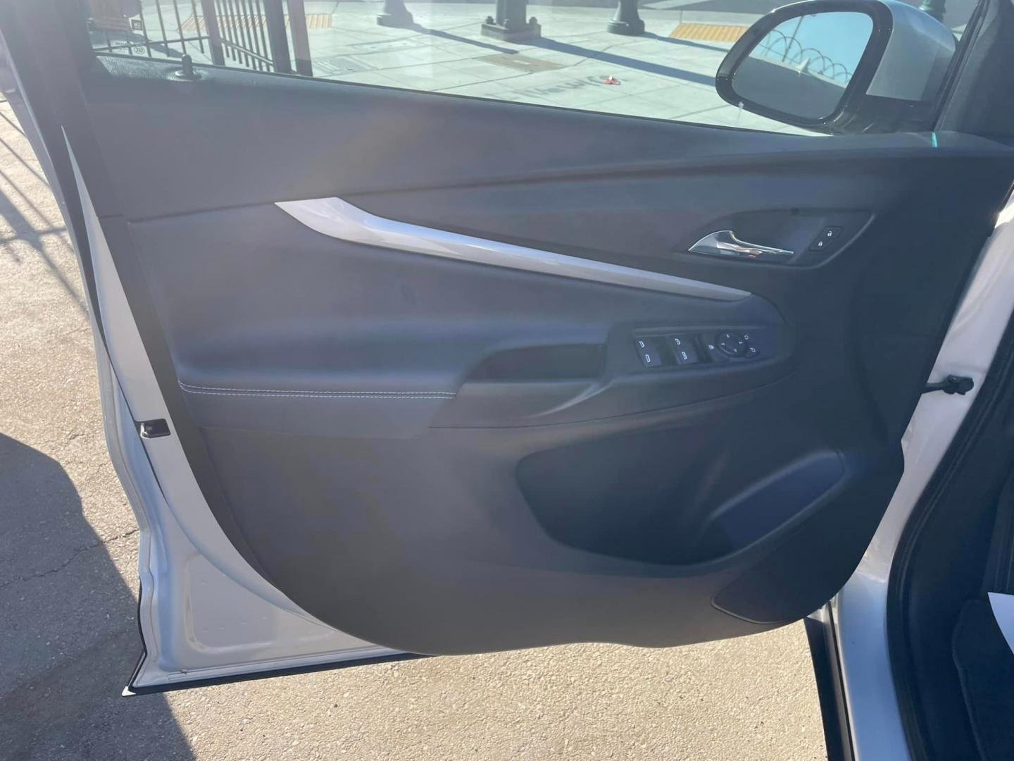 2022 SILVER /BLUE Chevrolet Bolt EV 1LT (1G1FY6S0XN4) with an ELECTRIC engine, 1A transmission, located at 744 E Miner Ave, Stockton, CA, 95202, (209) 944-5770, 37.956863, -121.282082 - PLUS TAXES AND FEES - Photo#5