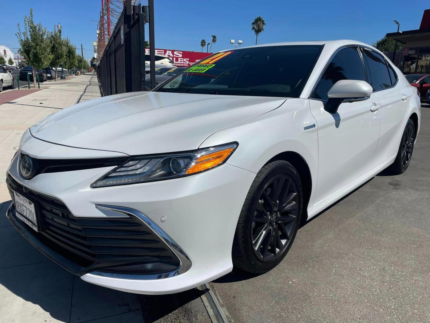 2021 WHITE /BLACK Toyota Camry Hybrid XLE (4T1F31AK2MU) with an 2.5L L4 DOHC 16V HYBRID engine, CVT transmission, located at 744 E Miner Ave, Stockton, CA, 95202, (209) 944-5770, 37.956863, -121.282082 - Photo#3