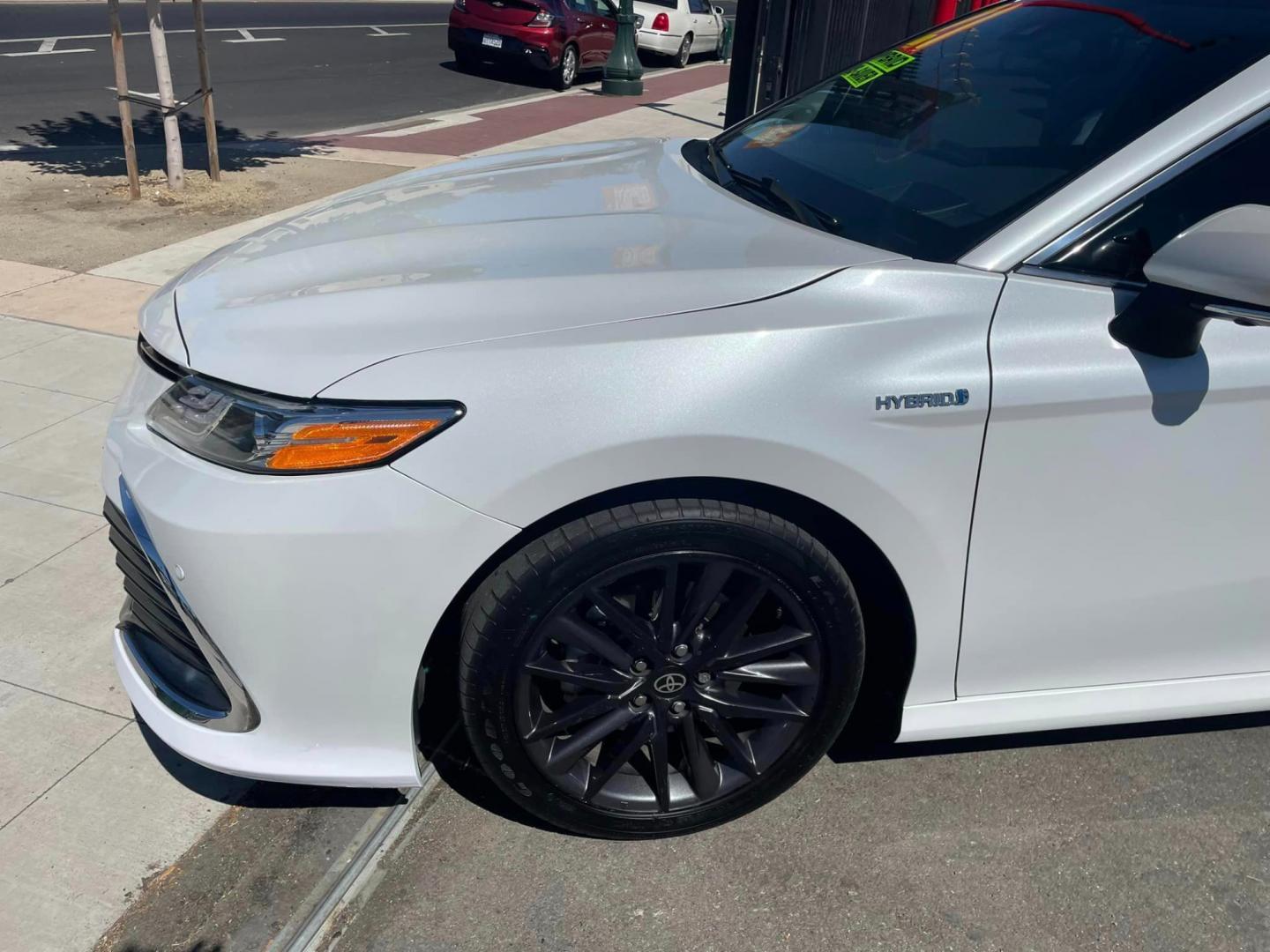 2021 WHITE /BLACK Toyota Camry Hybrid XLE (4T1F31AK2MU) with an 2.5L L4 DOHC 16V HYBRID engine, CVT transmission, located at 744 E Miner Ave, Stockton, CA, 95202, (209) 944-5770, 37.956863, -121.282082 - Photo#4