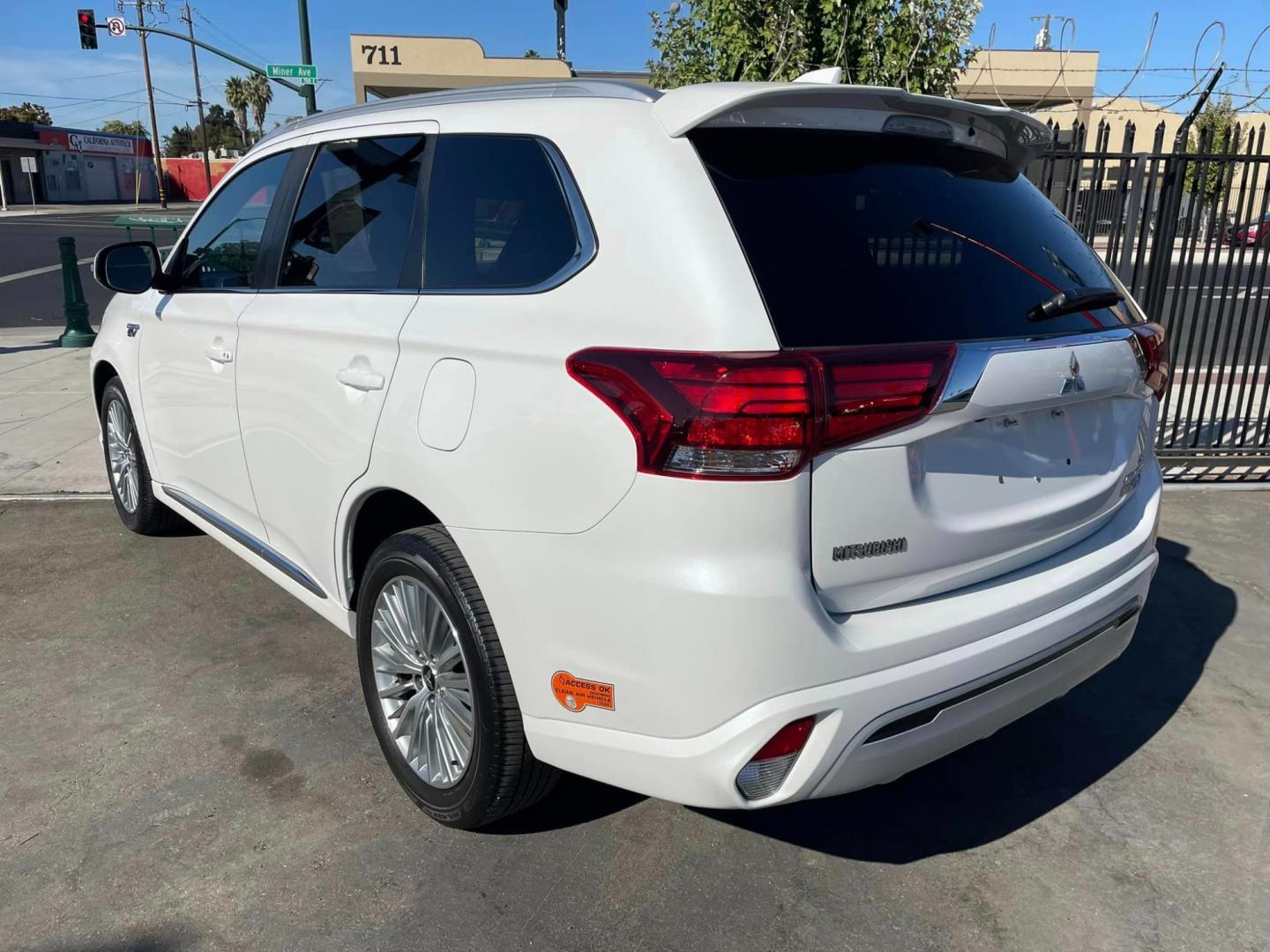 2019 WHITE /BLACK Mitsubishi Outlander PHEV SEL (JA4J24A57KZ) with an 2.0L L4 DOHC 16V HYBRID engine, 1A transmission, located at 744 E Miner Ave, Stockton, CA, 95202, (209) 944-5770, 37.956863, -121.282082 - Photo#9