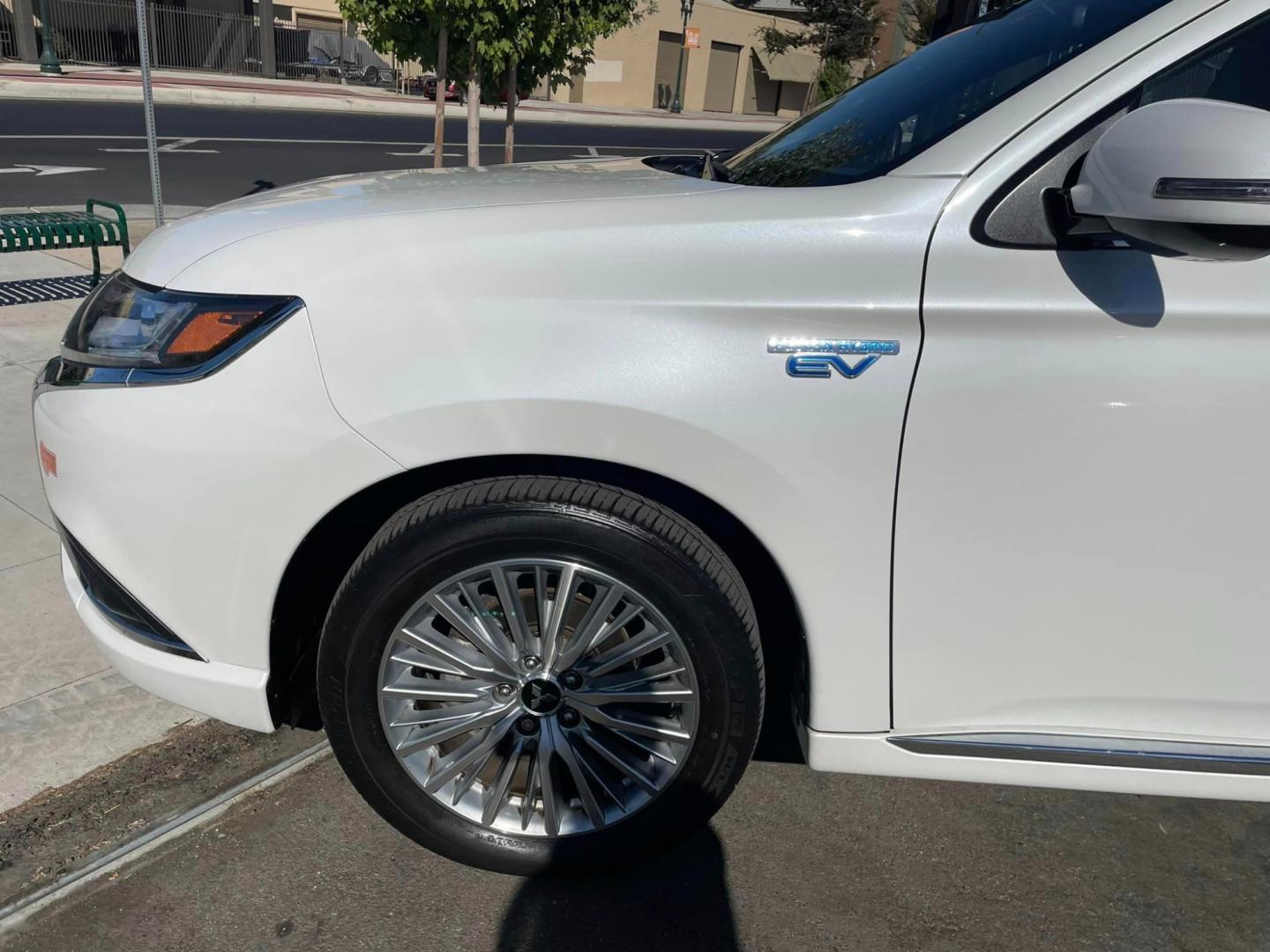 2019 WHITE /BLACK Mitsubishi Outlander PHEV SEL (JA4J24A57KZ) with an 2.0L L4 DOHC 16V HYBRID engine, 1A transmission, located at 744 E Miner Ave, Stockton, CA, 95202, (209) 944-5770, 37.956863, -121.282082 - Photo#4