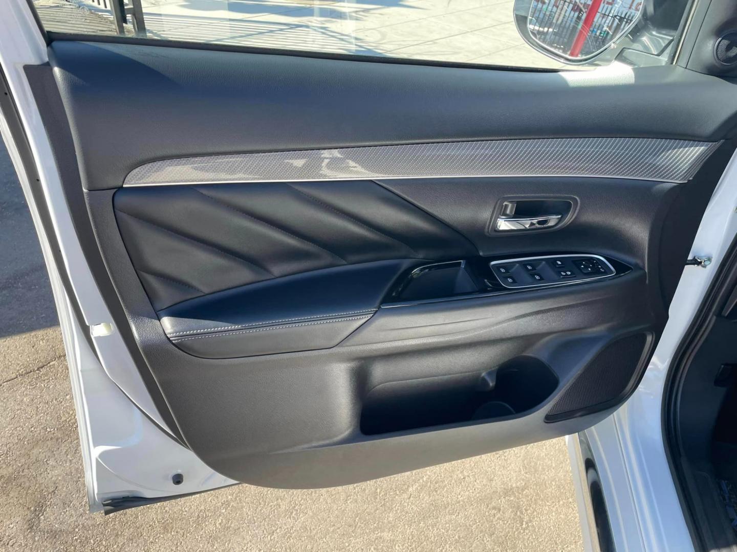 2019 WHITE /BLACK Mitsubishi Outlander PHEV SEL (JA4J24A57KZ) with an 2.0L L4 DOHC 16V HYBRID engine, 1A transmission, located at 744 E Miner Ave, Stockton, CA, 95202, (209) 944-5770, 37.956863, -121.282082 - Photo#5