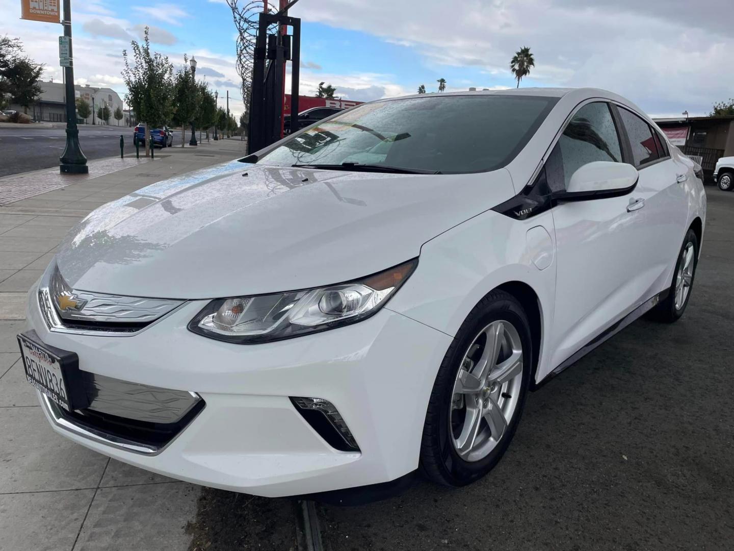 2018 WHITE /BLACK Chevrolet Volt LT (1G1RC6S5XJU) with an 1.5L L4 DOHC 16V engine, CVT transmission, located at 744 E Miner Ave, Stockton, CA, 95202, (209) 944-5770, 37.956863, -121.282082 - Photo#3