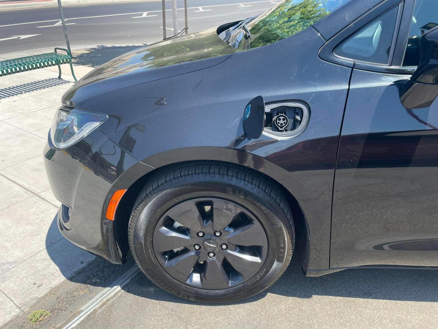 2020 BLACK /BLACK Chrysler Pacifica Hybrid (2C4RC1N70LR) , located at 744 E Miner Ave, Stockton, CA, 95202, (209) 944-5770, 37.956863, -121.282082 - PLUS TAXES AND FEES - Photo#4