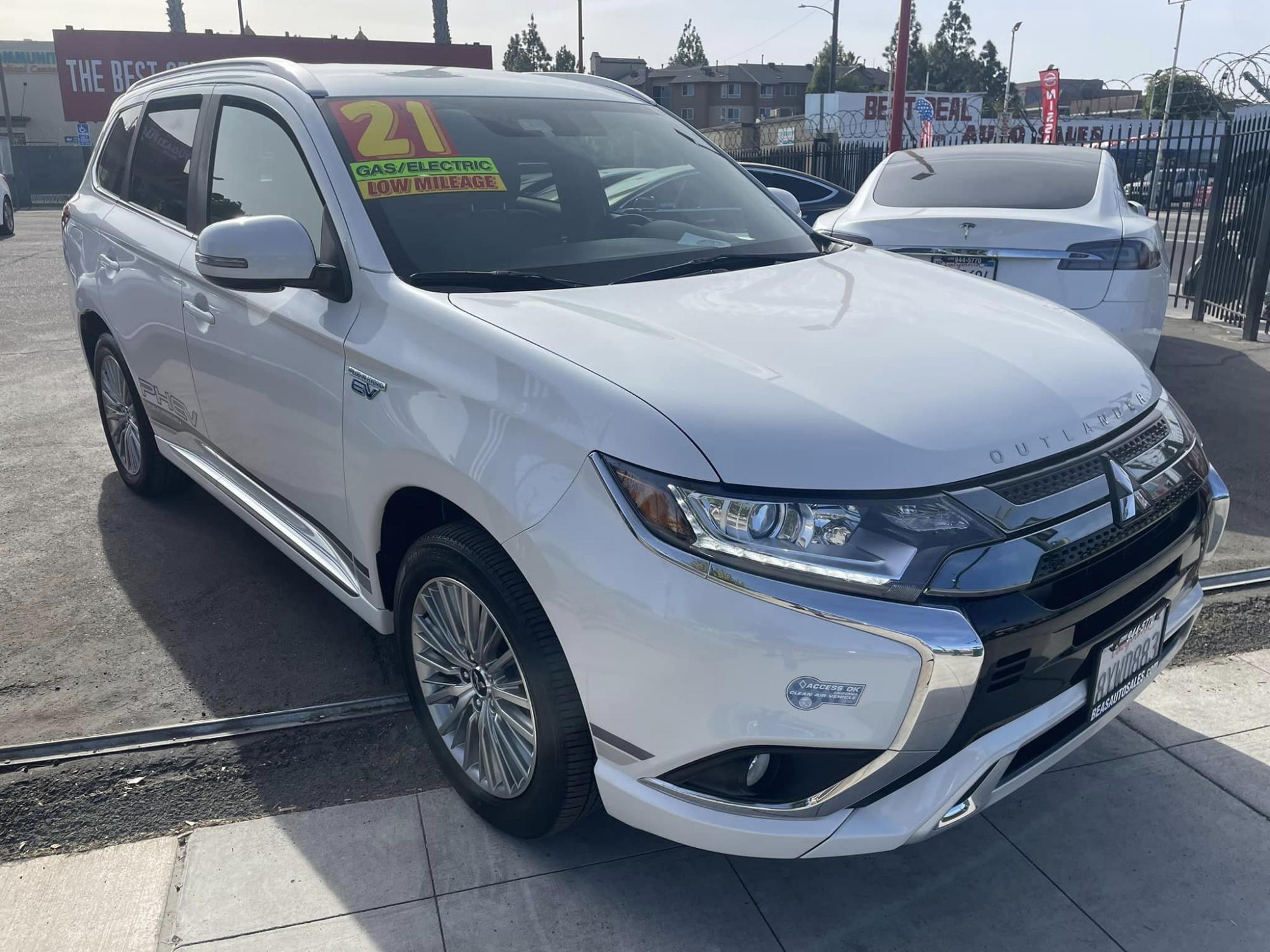 photo of 2021 Mitsubishi Outlander SEL PLUG-IN HYBRID 