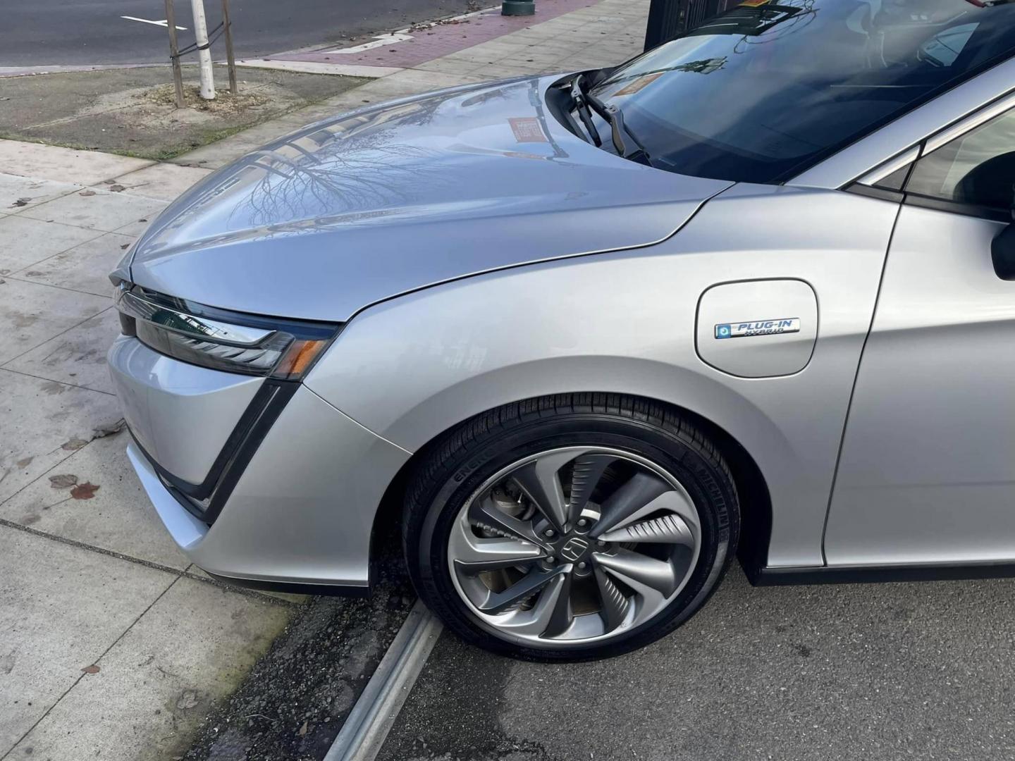 2018 SILVER Honda Clarity Touring Plug-In Hybrid (JHMZC5F37JC) with an 1.5L L4 DOHC 16V HYBRID engine, CVT transmission, located at 744 E Miner Ave, Stockton, CA, 95202, (209) 944-5770, 37.956863, -121.282082 - PLUS TAXES AND FEES - Photo#4