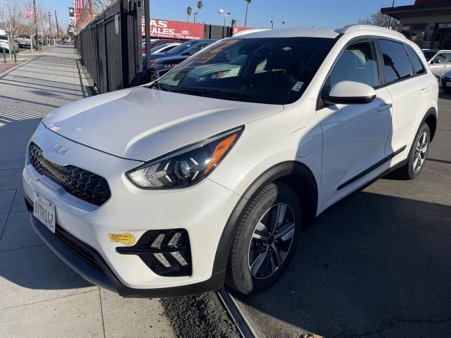 2022 WHITE Kia Niro Plug In Hybrid LXS (KNDCM3LD3N5) , 6A transmission, located at 744 E Miner Ave, Stockton, CA, 95202, (209) 944-5770, 37.956863, -121.282082 - PLUS TAXES AND FEES - Photo#3