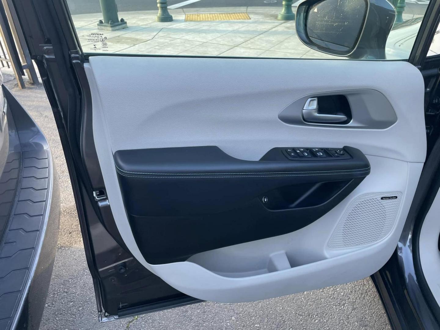 2018 Chrysler Pacifica Hybrid Limited (2C4RC1N70JR) with an 3.6L V6 DOHC 24V HYBRID engine, CVT transmission, located at 744 E Miner Ave, Stockton, CA, 95202, (209) 944-5770, 37.956863, -121.282082 - Photo#5