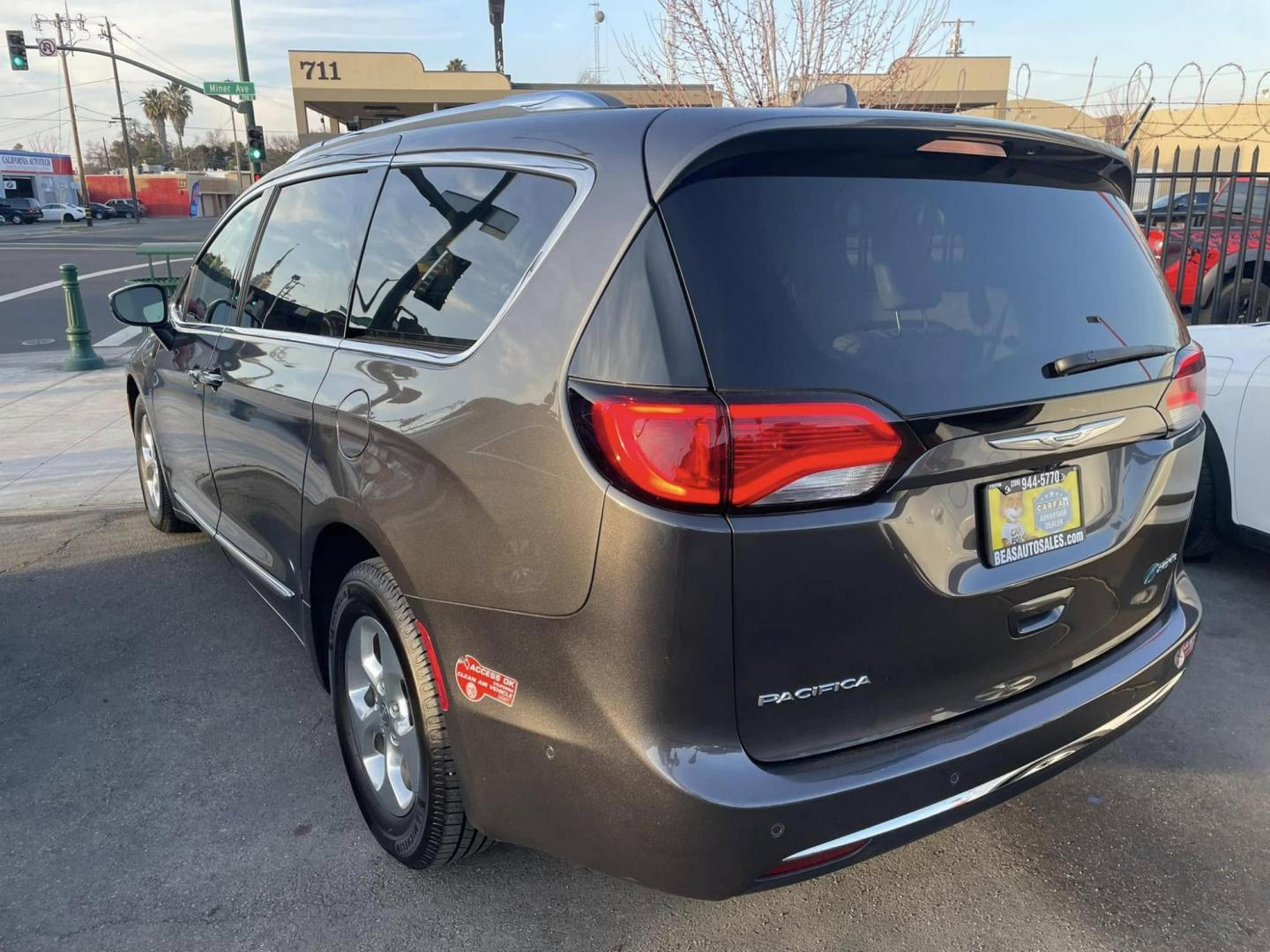 2018 Chrysler Pacifica Hybrid Limited (2C4RC1N70JR) with an 3.6L V6 DOHC 24V HYBRID engine, CVT transmission, located at 744 E Miner Ave, Stockton, CA, 95202, (209) 944-5770, 37.956863, -121.282082 - Photo#15