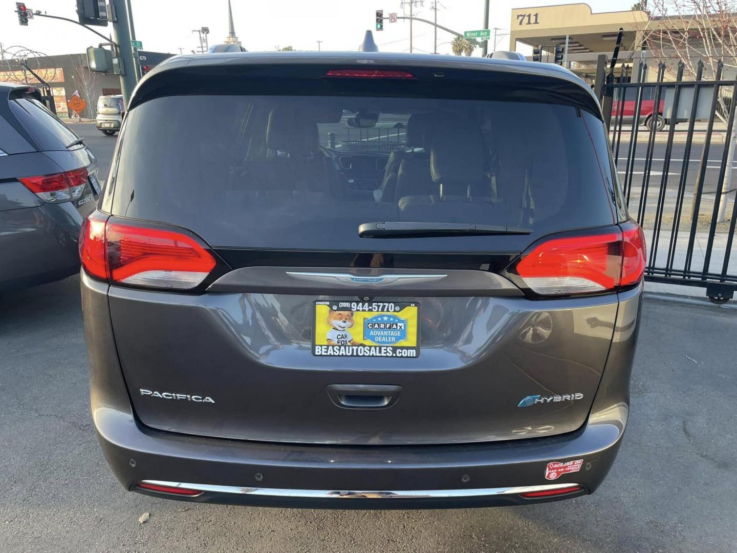 2018 Chrysler Pacifica Hybrid Limited (2C4RC1N70JR) with an 3.6L V6 DOHC 24V HYBRID engine, CVT transmission, located at 744 E Miner Ave, Stockton, CA, 95202, (209) 944-5770, 37.956863, -121.282082 - Photo#16