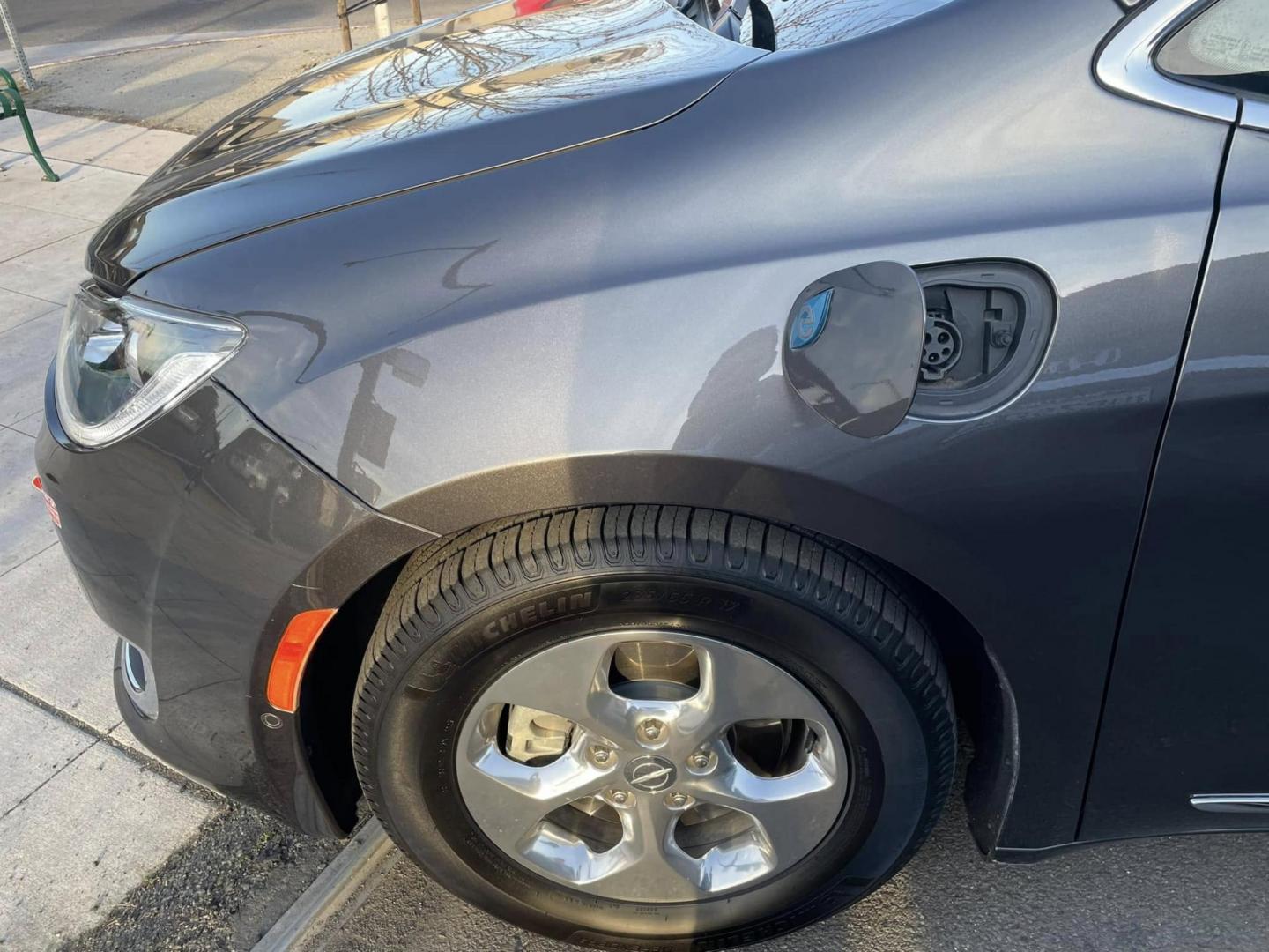 2018 Chrysler Pacifica Hybrid Limited (2C4RC1N70JR) with an 3.6L V6 DOHC 24V HYBRID engine, CVT transmission, located at 744 E Miner Ave, Stockton, CA, 95202, (209) 944-5770, 37.956863, -121.282082 - Photo#4