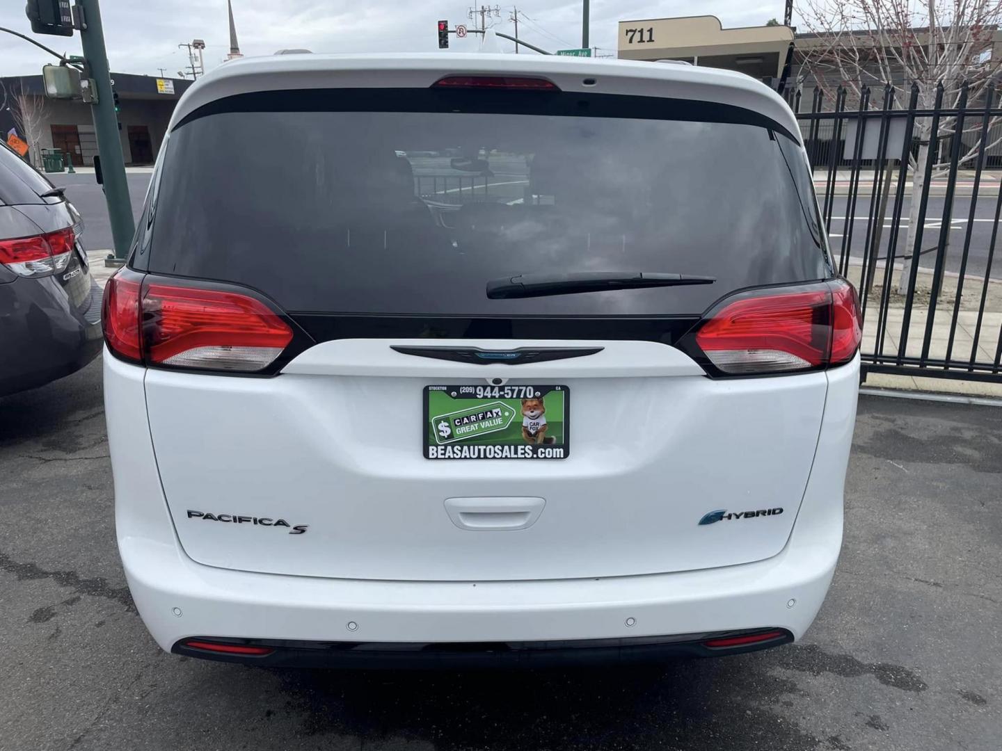 2020 WHITE Chrysler Pacifica Hybrid Touring L (2C4RC1L75LR) with an 3.6L V6 DOHC 24V HYBRID engine, CVT transmission, located at 744 E Miner Ave, Stockton, CA, 95202, (209) 944-5770, 37.956863, -121.282082 - Photo#12