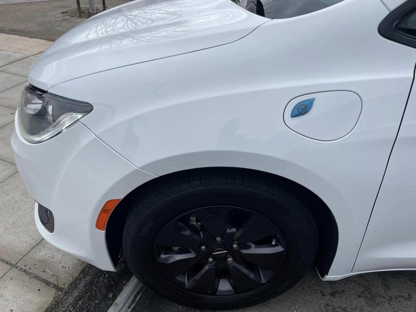 2020 WHITE Chrysler Pacifica Hybrid Touring L (2C4RC1L75LR) with an 3.6L V6 DOHC 24V HYBRID engine, CVT transmission, located at 744 E Miner Ave, Stockton, CA, 95202, (209) 944-5770, 37.956863, -121.282082 - Photo#5