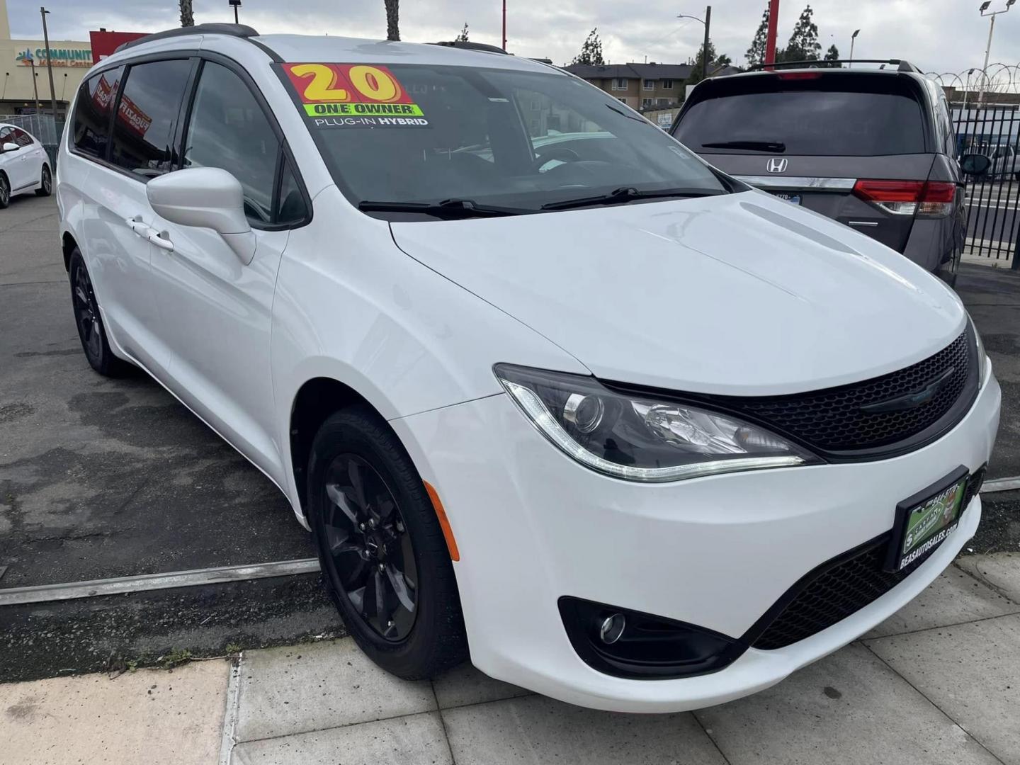 2020 WHITE Chrysler Pacifica Hybrid Touring L (2C4RC1L75LR) with an 3.6L V6 DOHC 24V HYBRID engine, CVT transmission, located at 744 E Miner Ave, Stockton, CA, 95202, (209) 944-5770, 37.956863, -121.282082 - Photo#1