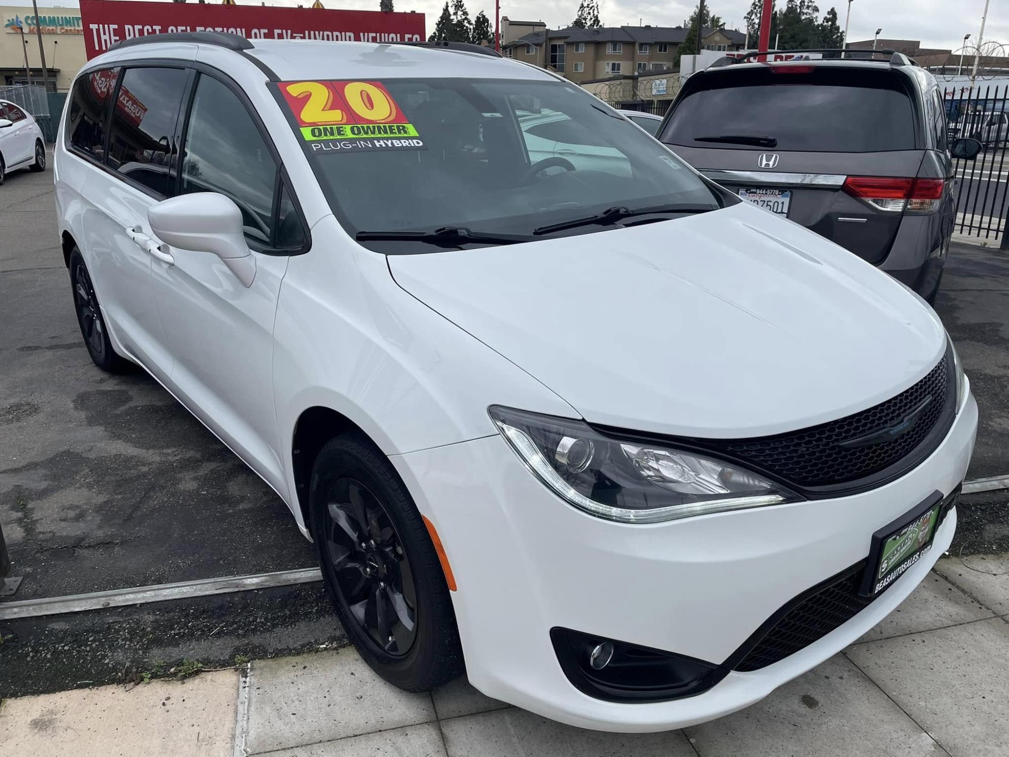 photo of 2020 Chrysler Pacifica Touring PLUG-IN HYBRID 