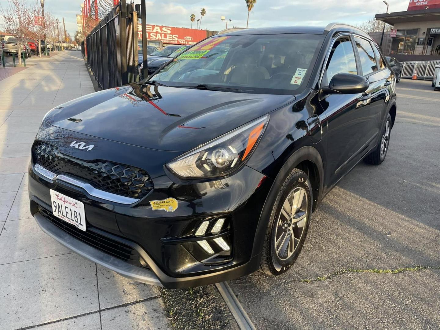 2022 BLACK Kia Niro Plug In Hybrid LXS (KNDCM3LD7N5) , 6A transmission, located at 744 E Miner Ave, Stockton, CA, 95202, (209) 944-5770, 37.956863, -121.282082 - PLUS TAXES AND FEES CHARGER NOT AVAILABLE - Photo#4